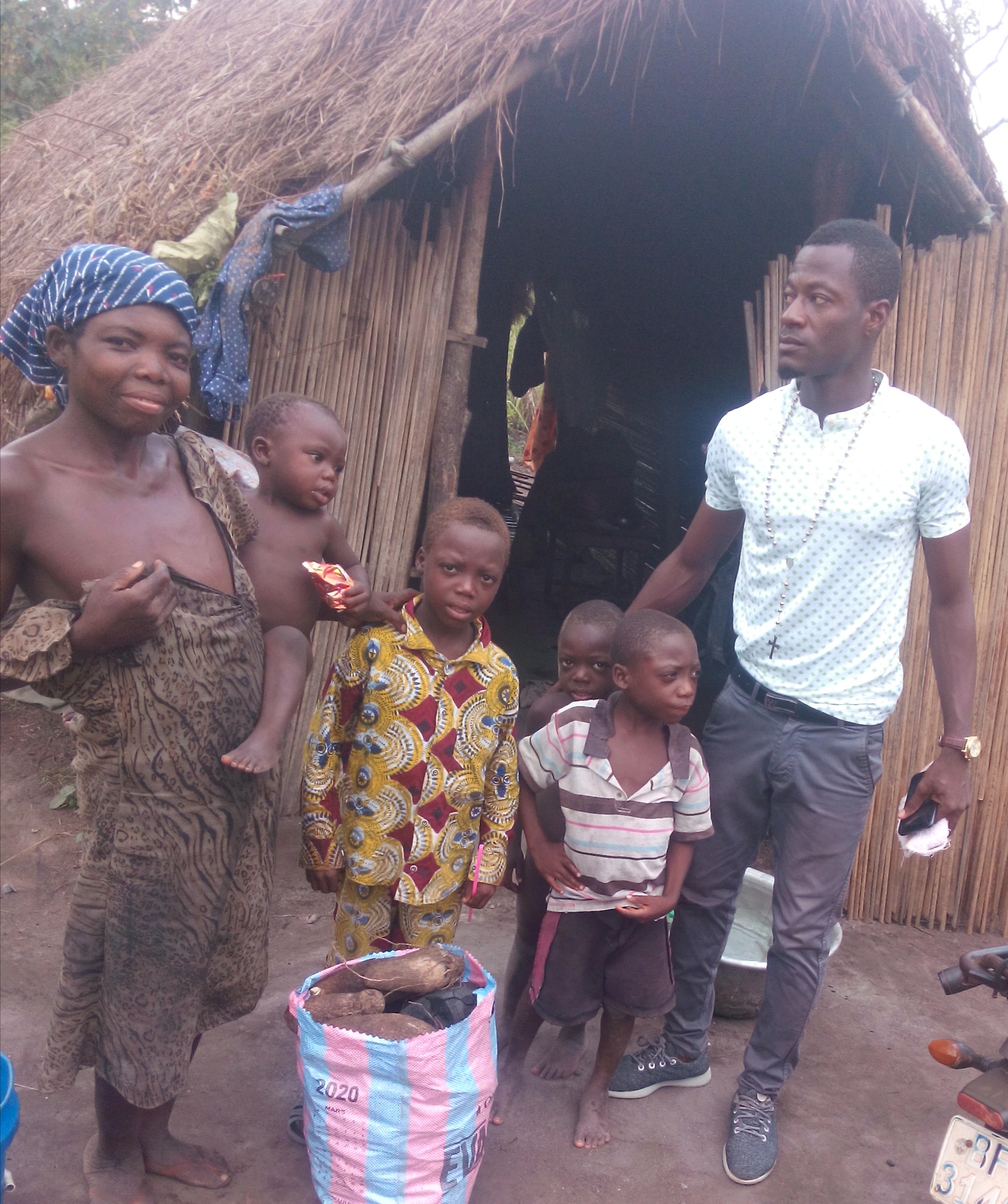 Aide pour cette famille à avoir un abri et un fonds de commerce pour la maman